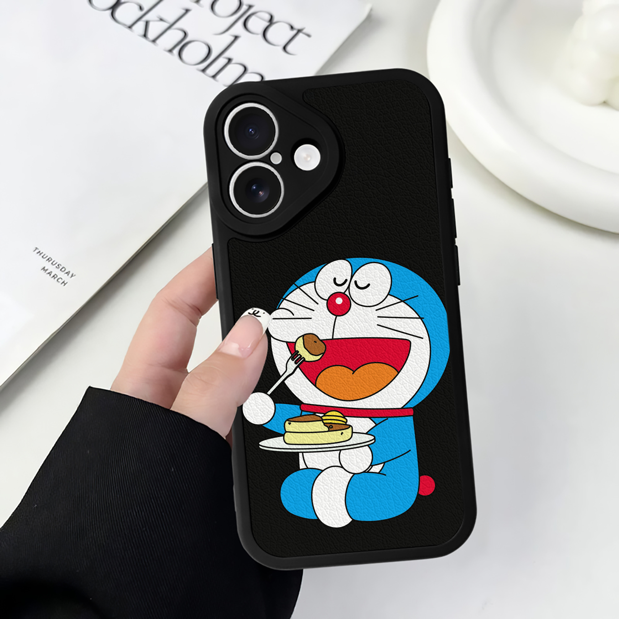 （画像用） ドラえもん Doraemon 【iPhone 16シリーズ対応】シリコンスマホケース（レザー調） 材質：シリコン